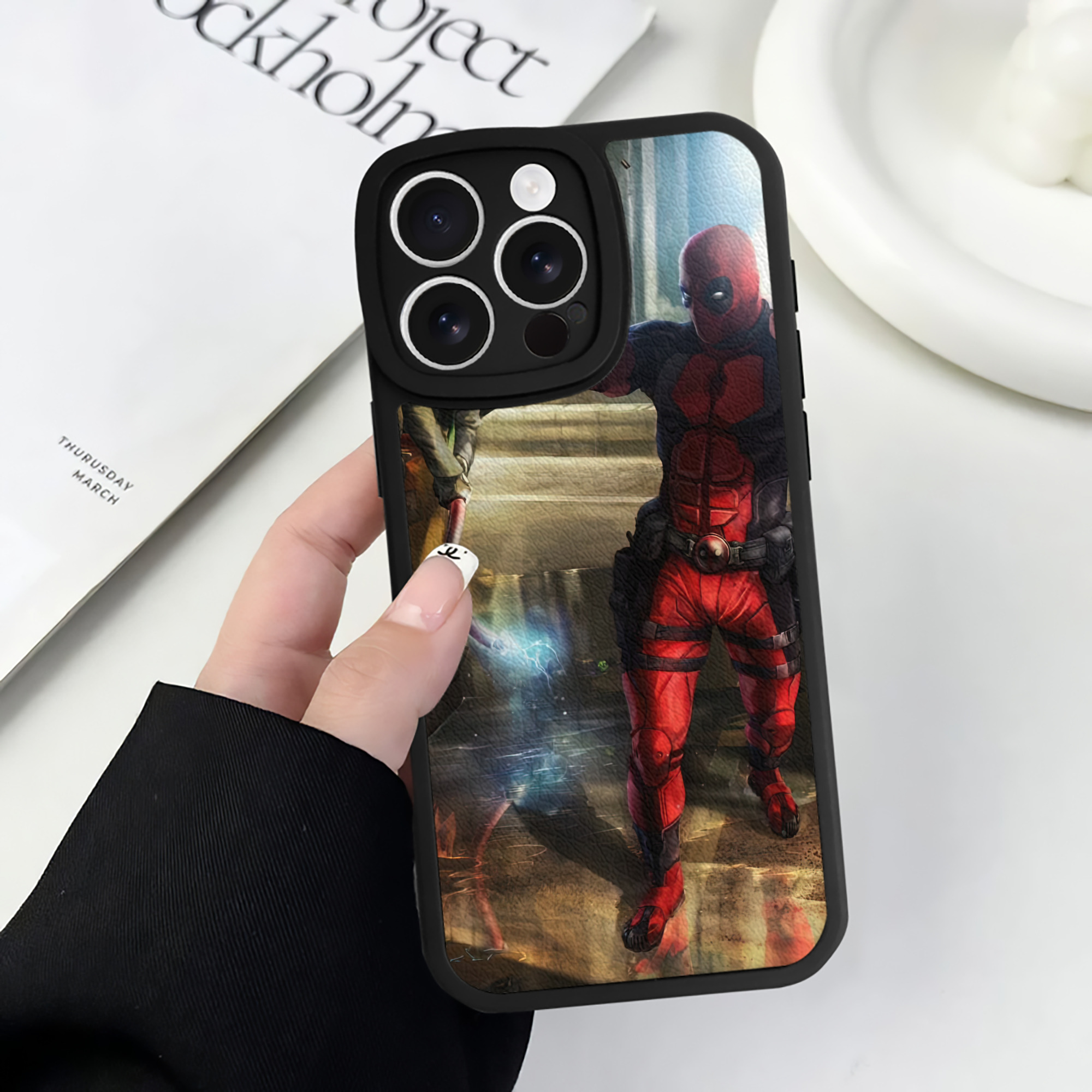 （画像用） Deadpool デッドプール 【iPhone 16シリーズ対応】シリコンスマホケース（レザー調） 材質：シリコン